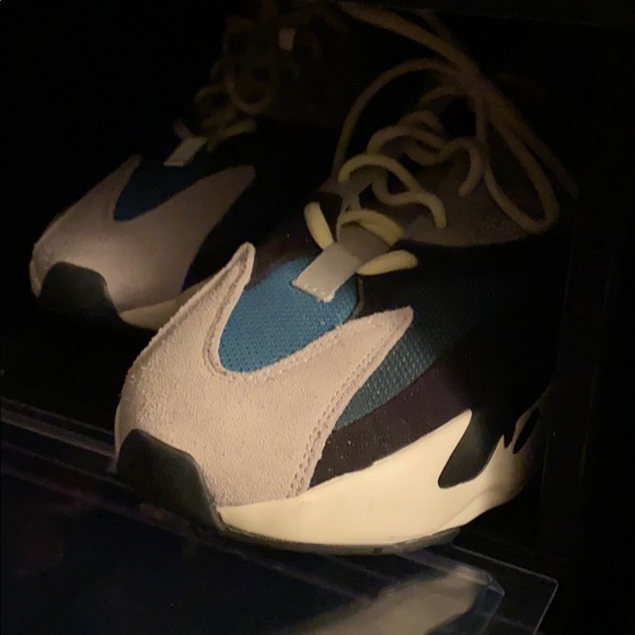 65 pairs of yeezys ( brand new ) - Picture 9 of 16